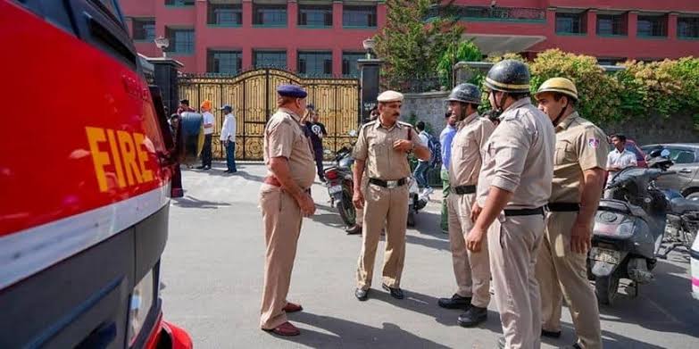 दिल्ली के छह स्कूलों को बम से उड़ाने की धमकी, चार दिनों में तीसरी ऐसी घटना